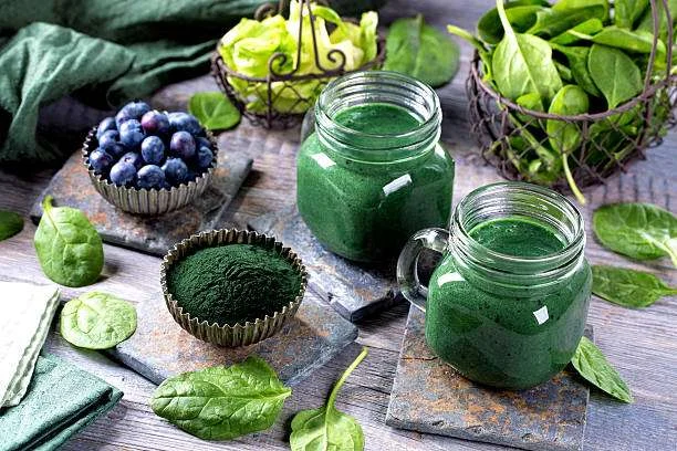 Grüner Smoothie mir Spirulina, Spinat, Blaubeeren...